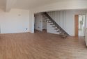 Interior apartament finisat cu scări din lemn și bare de metal