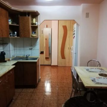 Bucătărie spațioasă și hol apartament de închiriat Micalaca