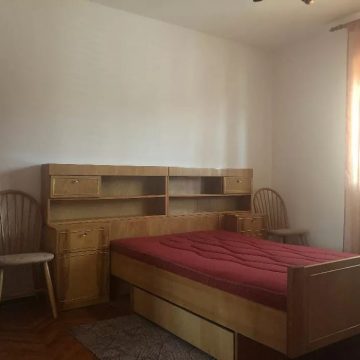 Dormitor încăpător cu pat mare în apartament de închiriat cu 2 camere în Vlaicu